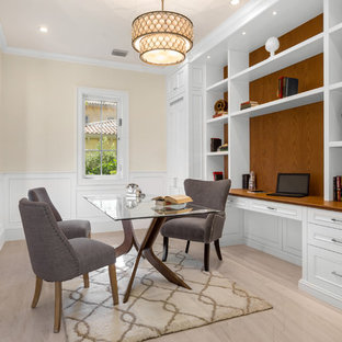 Mittelgroßes Klassisches Arbeitszimmer mit Arbeitsplatz, beiger Wandfarbe, Porzellan-Bodenfliesen und beigem Boden in Miami