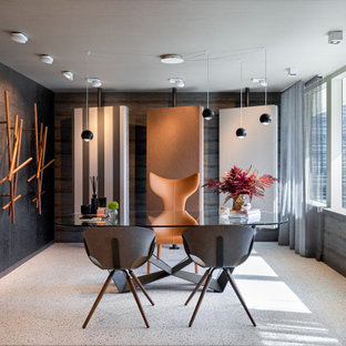 Exemple d'un bureau tendance de taille moyenne et de type studio avec un mur gris, un sol en carrelage de céramique, un bureau indépendant, un sol gris, un plafond en papier peint et du papier peint.