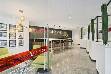 Modelo de despacho actual de tamaño medio con paredes multicolor, suelo de cemento, escritorio independiente y suelo multicolor