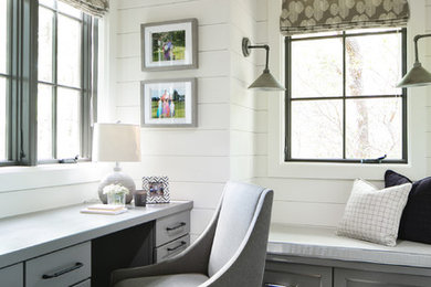 Foto de despacho tradicional renovado con paredes blancas, suelo de madera oscura, escritorio empotrado y suelo marrón