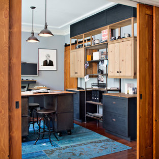 Mittelgroßes Industrial Arbeitszimmer ohne Kamin mit braunem Holzboden, Studio, grauer Wandfarbe und freistehendem Schreibtisch in San Francisco