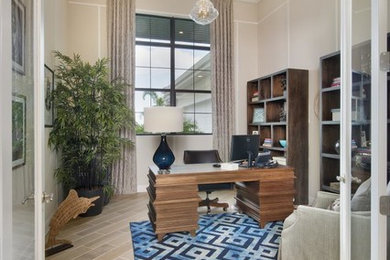 マイアミにあるトランジショナルスタイルのおしゃれなホームオフィス・書斎の写真
