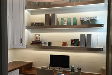 Modelo de sala de manualidades contemporánea de tamaño medio con paredes blancas y escritorio empotrado