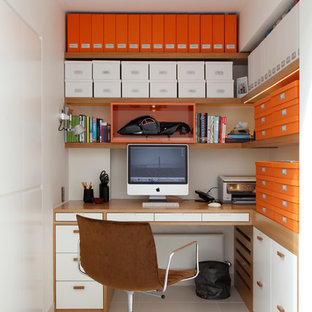 Inspiration för ett litet funkis hemmabibliotek, med vita väggar och ett inbyggt skrivbord