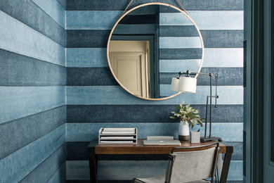 Cette photo montre un petit bureau tendance avec un mur bleu, moquette, un sol gris et un bureau indépendant.