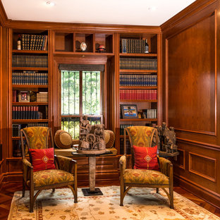 Mittelgroßes Klassisches Arbeitszimmer mit Arbeitsplatz, brauner Wandfarbe, dunklem Holzboden und Einbau-Schreibtisch in Washington, D.C.