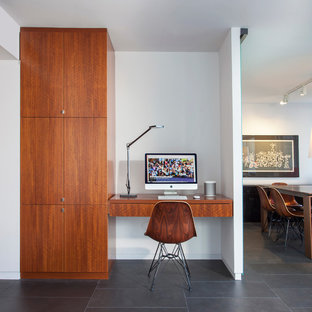 Mittelgroßes Modernes Arbeitszimmer ohne Kamin mit weißer Wandfarbe, Porzellan-Bodenfliesen, Einbau-Schreibtisch und grauem Boden in Chicago