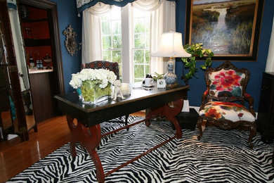 Imagen de despacho contemporáneo sin chimenea con paredes azules, suelo de madera oscura y escritorio independiente