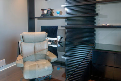 Cette photo montre un petit bureau tendance avec un mur beige, parquet foncé et un bureau intégré.