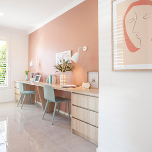 Immagine di un grande ufficio con pareti rosa, pavimento con piastrelle in ceramica, scrivania incassata e pavimento beige