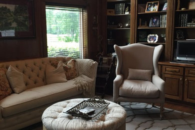 ヒューストンにある中くらいなトラディショナルスタイルのおしゃれなホームオフィス・書斎 (ライブラリー、茶色い壁、濃色無垢フローリング、暖炉なし) の写真