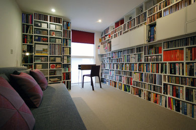 ロンドンにある高級な小さなコンテンポラリースタイルのおしゃれな書斎 (白い壁、カーペット敷き、自立型机) の写真