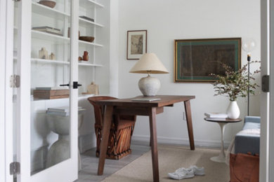 Diseño de despacho blanco minimalista de tamaño medio con suelo de baldosas de porcelana, escritorio independiente, suelo gris y paredes blancas
