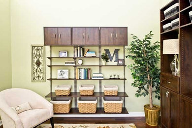 Modelo de despacho de tamaño medio con paredes verdes y suelo de madera en tonos medios