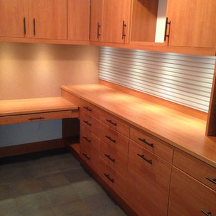 Esempio di un grande ufficio stile americano con pareti beige, pavimento con piastrelle in ceramica e scrivania incassata