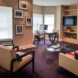 Modernes Arbeitszimmer mit Arbeitsplatz, Teppichboden, freistehendem Schreibtisch und lila Boden in Toronto