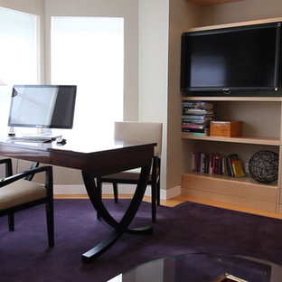 Modernes Arbeitszimmer mit Arbeitsplatz, Teppichboden, freistehendem Schreibtisch und lila Boden in Toronto