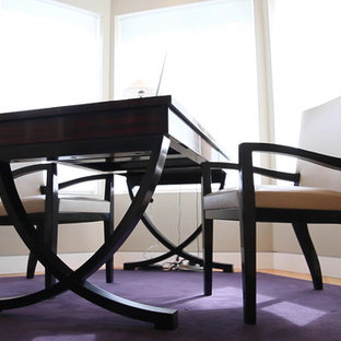 Modernes Arbeitszimmer mit Arbeitsplatz, weißer Wandfarbe, Teppichboden, freistehendem Schreibtisch und lila Boden in Toronto