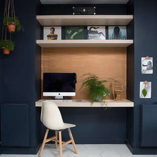 Kleines Stilmix Arbeitszimmer mit Arbeitsplatz, Einbau-Schreibtisch, buntem Boden und Keramikboden in Sonstige
