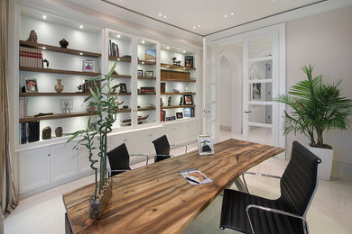 Foto de despacho mediterráneo con paredes grises y escritorio independiente
