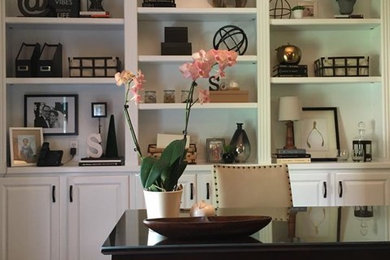 Diseño de despacho tradicional renovado de tamaño medio con paredes marrones, moqueta y escritorio independiente