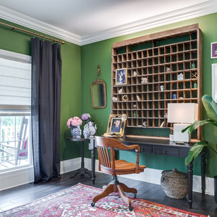 Idéer för att renovera ett stort tropiskt hemmabibliotek, med gröna väggar, mörkt trägolv, ett fristående skrivbord och svart golv