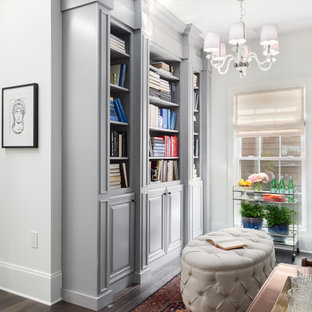 Shabby chic-inspirerad inredning av ett mellanstort arbetsrum, med grå väggar, mörkt trägolv, ett bibliotek, ett fristående skrivbord och brunt golv