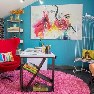 Cette image montre un petit bureau design de type studio avec un mur bleu, un sol en vinyl, un bureau indépendant et un sol noir.
