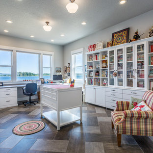 Klassisches Nähzimmer mit grauer Wandfarbe und Vinylboden in Portland