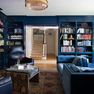 Großes Klassisches Lesezimmer mit schwarzer Wandfarbe, braunem Holzboden, Kamin, Kaminumrandung aus Beton und beigem Boden in San Francisco