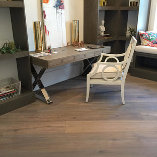Inspiration för ett litet rustikt hemmabibliotek, med vita väggar, mellanmörkt trägolv, ett fristående skrivbord och brunt golv