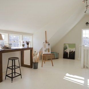 Cette photo montre un bureau bord de mer de type studio avec un mur blanc, un bureau indépendant et un sol blanc.