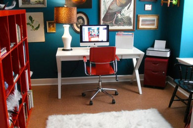 Идея дизайна: кабинет в стиле фьюжн с синими стенами и отдельно стоящим рабочим столом