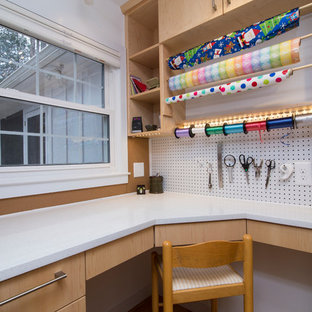 Kleines Modernes Nähzimmer mit weißer Wandfarbe, braunem Holzboden, Einbau-Schreibtisch und orangem Boden in Raleigh