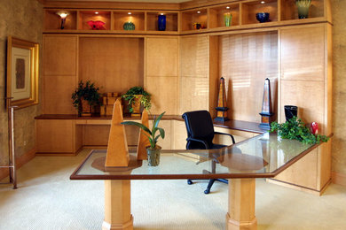 Diseño de despacho actual con escritorio empotrado y moqueta