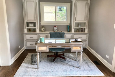 Photo of a traditional home office in Chicago.