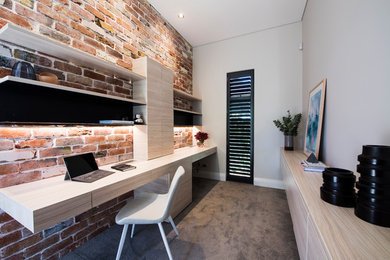 Foto di un ufficio minimal di medie dimensioni con scrivania incassata, pareti beige, moquette, pavimento marrone e nessun camino