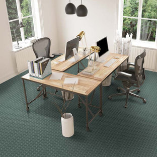 Mittelgroßes Arbeitszimmer mit weißer Wandfarbe, Porzellan-Bodenfliesen, freistehendem Schreibtisch und grünem Boden in Miami