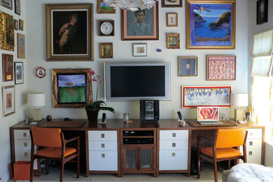マイアミにあるコンテンポラリースタイルのおしゃれなホームオフィス・書斎 (白い壁、自立型机) の写真