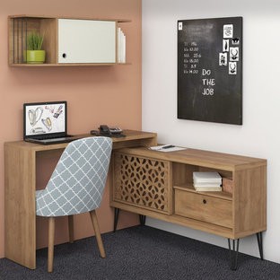 Inspiration för ett litet lantligt hemmastudio, med heltäckningsmatta, ett fristående skrivbord och blått golv