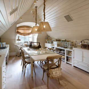 Ispirazione per un atelier stile shabby con pareti beige, parquet chiaro, scrivania autoportante e pavimento beige