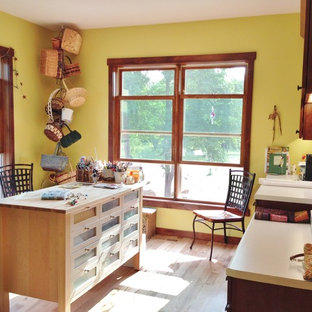 Immagine di una stanza da lavoro stile americano di medie dimensioni con parquet chiaro e scrivania incassata