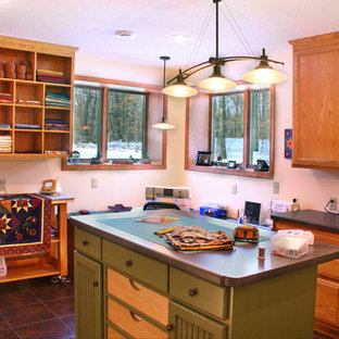Inspiration pour un grand bureau atelier craftsman avec un mur jaune, un sol en carrelage de céramique et un bureau indépendant.