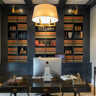 Mittelgroßes Klassisches Arbeitszimmer ohne Kamin mit grauer Wandfarbe, braunem Holzboden, freistehendem Schreibtisch, braunem Boden und freigelegten Dachbalken in Salt Lake City