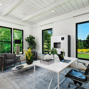 Inspiration pour un bureau rustique avec un mur blanc, un sol en bois clair, aucune cheminée, un bureau indépendant et un plafond en lambris de bois.