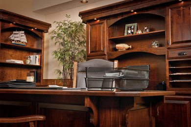 Diseño de despacho marinero grande con paredes beige y escritorio empotrado