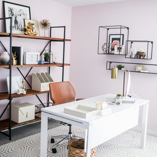 Kleines Eklektisches Arbeitszimmer mit rosa Wandfarbe, Teppichboden, freistehendem Schreibtisch und grauem Boden in Phoenix