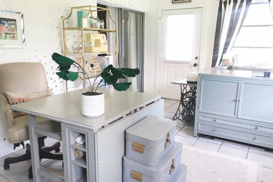 Diseño de sala de manualidades bohemia de tamaño medio sin chimenea con paredes blancas, suelo de baldosas de cerámica, escritorio independiente y suelo gris