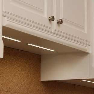 Großes Klassisches Nähzimmer ohne Kamin mit roter Wandfarbe, Vinylboden, freistehendem Schreibtisch und buntem Boden in Sonstige