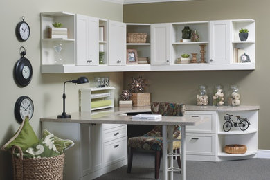 Ejemplo de sala de manualidades tradicional de tamaño medio sin chimenea con paredes beige, moqueta y escritorio empotrado